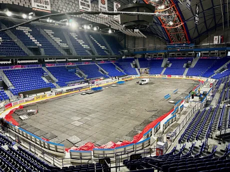Steel Aréna zužuje ľadovú plochu.