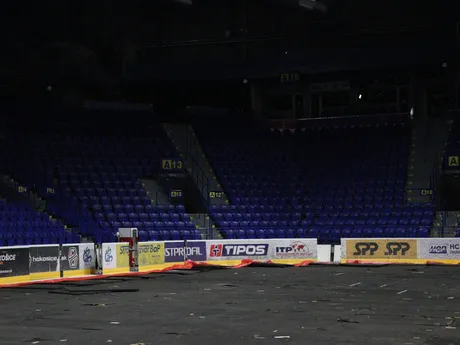 Steel Aréna zužuje ľadovú plochu.