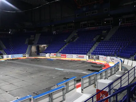 Steel Aréna zužuje ľadovú plochu.