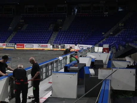 Steel Aréna zužuje ľadovú plochu.