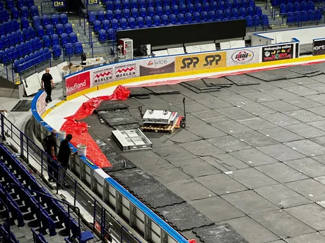 Steel Aréna zužuje ľadovú plochu.