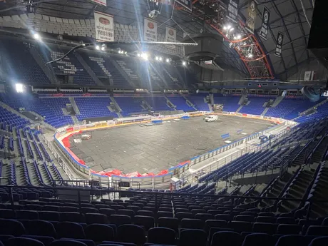 Steel Aréna zužuje ľadovú plochu.