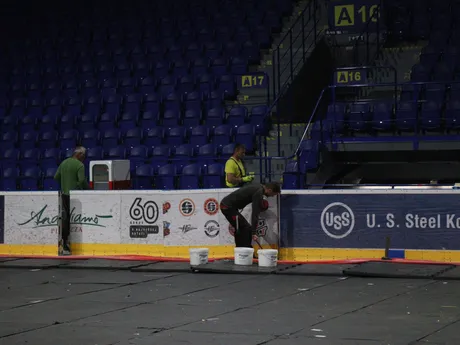 Steel Aréna zužuje ľadovú plochu.