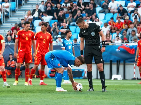 Momentka zo zápasu Slovensko - Španielsko v skupine A na EURO U21 2025 (ME vo futbale do 21 rokov 2025).