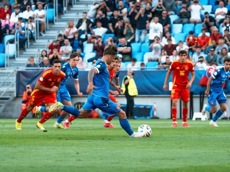 Momentka zo zápasu Slovensko - Španielsko v skupine A na EURO U21 2025 (ME vo futbale do 21 rokov 2025).