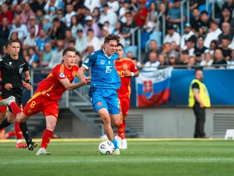 Momentka zo zápasu Slovensko - Španielsko v skupine A na EURO U21 2025 (ME vo futbale do 21 rokov 2025).