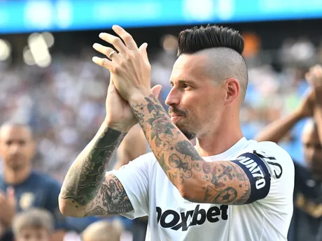 Na snímke futbalista Marek Hamšík tlieska pred rozlúčkovým futbalovým zápasom v Bratislave 5. júla 2025.
