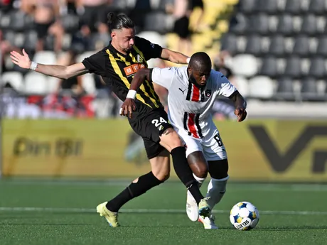Cedric Badolo (Trnava) a Amor Layounin (Häcken) bojujú o loptu počas odvety 1. predkola Európskej ligy BK Häcken - FC Spartak Trnava. 