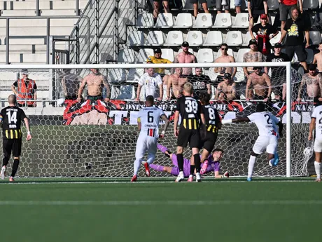 Simon Gustafson (Häcken)  strieľa gól na 1:0 zo značky pokutového kopu počas odvety 1. predkola Európskej ligy BK Häcken - FC Spartak Trnava. 