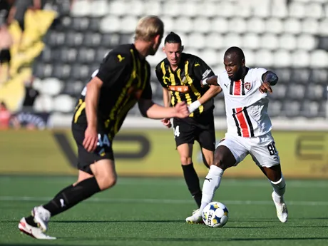 Harry Hilvenius, Amor Layouni (obaja Häcken) a Cedric Badolo (Trnava) bojujú o loptu počas odvety 1. predkola Európskej ligy BK Häcken - FC Spartak Trnava. 
