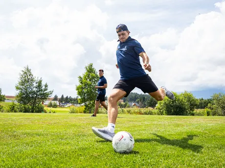 Takto páli Adam Sýkora.