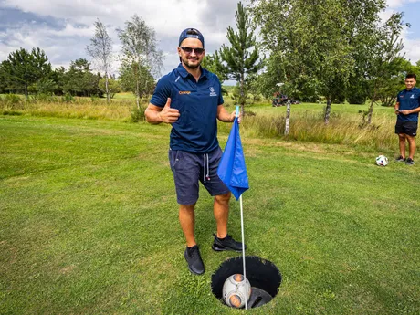 Libor Hudáček má radosť, lopta je v jamke.