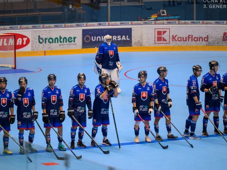 Slovenský hokejbalový tím do 20 rokov počas zápasu MS v hokejbale U20 Slovensko - USA. 