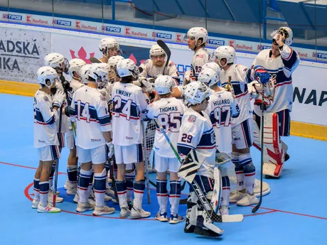 Hokejbalový tím juniorov USA počas zápasu MS v hokejbale U20 Slovensko - USA. 