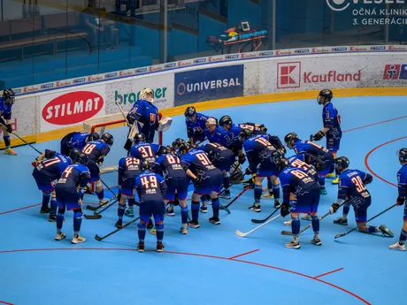 Slovenský hokejbalový tím do 20 rokov počas zápasu MS v hokejbale U20 Slovensko - USA. 