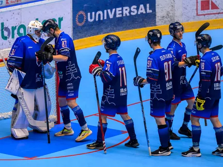 Slovenský hokejbalový tím do 20 rokov počas zápasu MS v hokejbale U20 Slovensko - USA. 