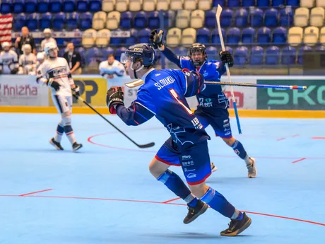 Nicolas Rexa (Slovensko) sa teší z gólu počas zápasu MS v hokejbale U20 Slovensko - USA. 