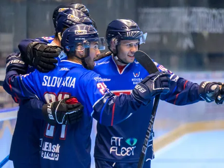 Slovenskí hokejbaloví reprezentanti sa tešia z gólu počas zápasu MS v hokejbale U20 Slovensko - USA. 