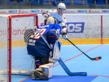 Adam Kundrát (Slovensko), Alex Thomas (USA) počas zápasu MS v hokejbale U20 Slovensko - USA. 