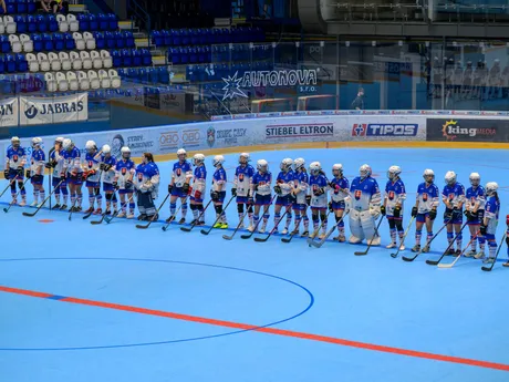Na snímke slovenský hokejbalový tím pred zápasom majstrovstiev sveta junioriek v hokejbale Slovensko - USA.