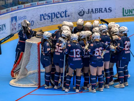 Americký hokejbalový tím do 20 rokov počas zápasu MS v hokejbale U20 2025 Slovensko - USA.