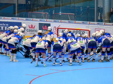 Na snímke slovenský hokejbalový tím pred zápasom majstrovstiev sveta junioriek v hokejbale Slovensko - USA.