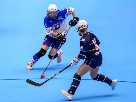 Kristína Taricsová (Slovensko) a Cara Honeywellová (USA) počas zápasu MS v hokejbale U20 2025 Slovensko - USA.