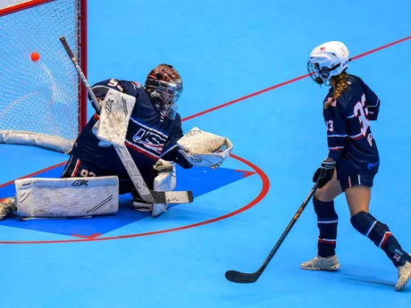 Jayden Eliasová a Sasha Gendron (obe USA) počas zápasu MS v hokejbale U20 2025 Slovensko - USA.