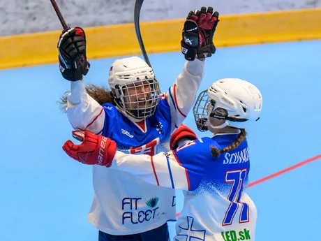 Na snímke slovenské hokejbalistky sa tešia z gólu počas zápasu majstrovstiev sveta junioriek v hokejbale Slovensko - USA.