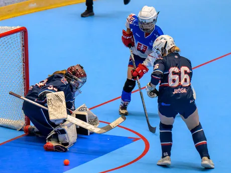 Na snímke Jayden Eliasová (USA), Laura Hambálková (Slovensko) a Kendall Judgeová (USA) počas zápasu majstrovstiev sveta junioriek v hokejbale Slovensko - USA.