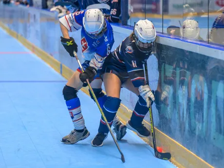 Sofia Hambálková (Slovensko) a  Arianna Catanzaritiová (USA) počas zápasu MS v hokejbale U20 2025 Slovensko - USA.