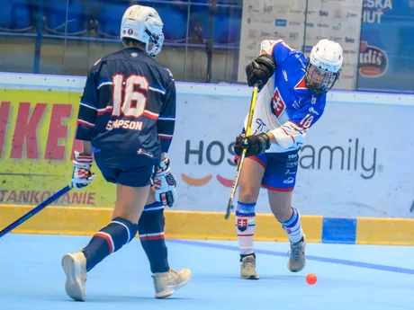 Sophia Simpsonová (USA) a Laura Koperová (Slovensko) počas zápasu MS v hokejbale U20 2025 Slovensko - USA.