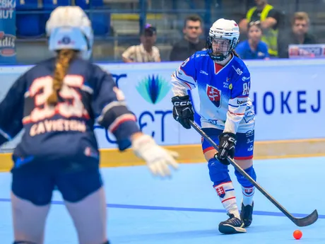 Ruby Cavistonová (USA) a Nela Lopušanová (Slovensko) počas zápasu MS v hokejbale U20 2025 Slovensko - USA.
