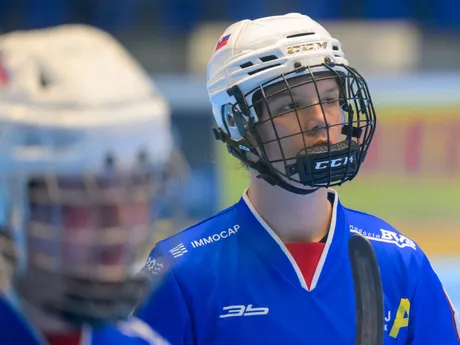 Na snímke vpravo Nela Lopušanová (Slovensko) počas zápasu majstrovstiev sveta junioriek v hokejbale Slovensko - USA.