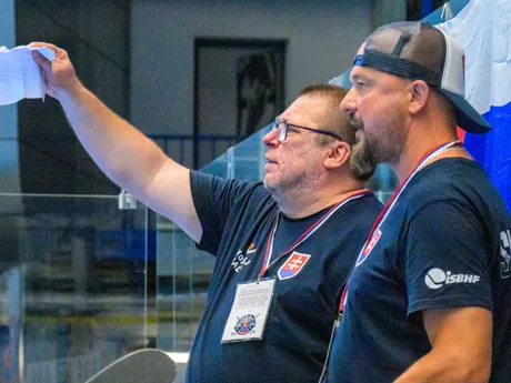 Na snímke zľava hlavný tréner slovenskej juniorskej hokejbalovej reprezentácie žien Marián Hambálek a asistent trénera Daniel Lipár počas zápasu majstrovstiev sveta junioriek v hokejbale Slovensko - USA.