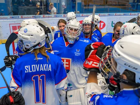 Na snímke slovenské hokejbalistky sa tešia z výhry nad USA 3:1 na majstrovstvách sveta junioriek v hokejbale Slovensko - USA.