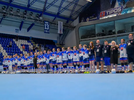 Na snímke slovenské hokejbalistky spievajú hymnu po výhre nad USA 3:1 na majstrovstvách sveta junioriek v hokejbale Slovensko - USA.