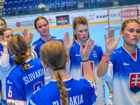 Na snímke slovenské hokejbalistky sa tešia z výhry nad USA 3:1 na majstrovstvách sveta junioriek v hokejbale Slovensko - USA.