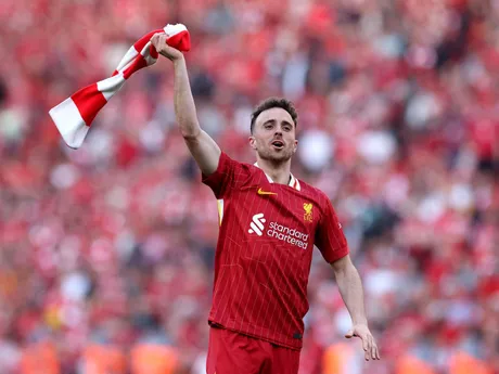 Diogo Jota v drese Liverpool FC oslavuje víťazstvo Premier League.