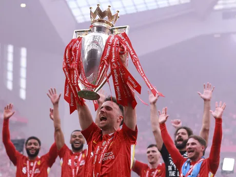 Diogo Jota v drese Liverpool FC s trofejou po víťazstve v Premier League 2024/2025.