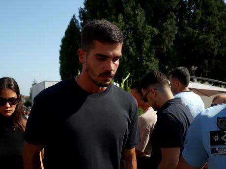 Portugalský futbalista Andre Silva prichádza na pohreb