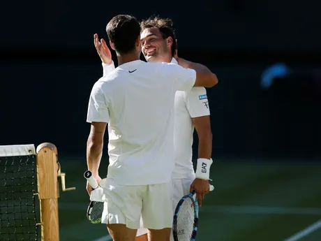 Carlos Alcaraz (vľavo) a Fabio Fognini po zápase 1. kola vo Wimbledone 2025.