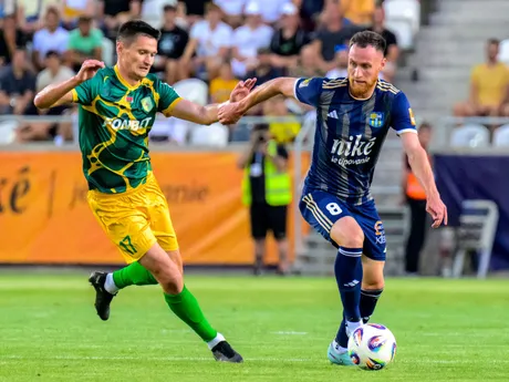 Na snímke zľava Jegor Zubovič (Neman Grodno), Dávid Gallovič (Košice) počas prvého zápasu 2. predkola futbalovej Konferenčnej ligy FC Košice - FC Neman Grodno.