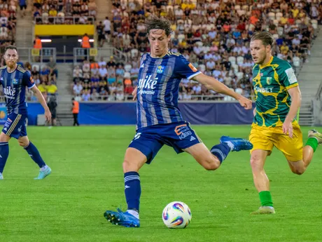 Na snímke v strede Matej Madleňák (Košice) počas prvého zápasu 2. predkola futbalovej Konferenčnej ligy FC Košice - FC Neman Grodno.