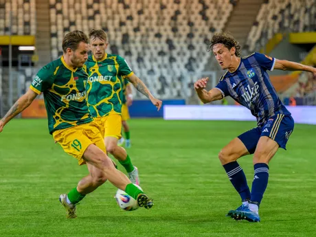Na snímke zľava vpredu Konstantin Kučinskij(Neman Grodno), Matej Madleňák (Košice) počas prvého zápasu 2. predkola futbalovej Konferenčnej ligy FC Košice - FC Neman Grodno.