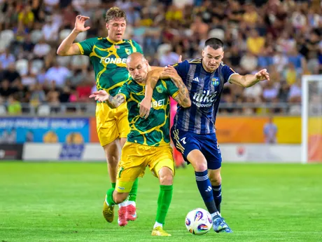Na snímke vpredu zľava Iurii Klochkov (Neman Grodno), Milan Dimun (Košice) počas prvého zápasu 2. predkola futbalovej Konferenčnej ligy FC Košice - FC Neman Grodno.