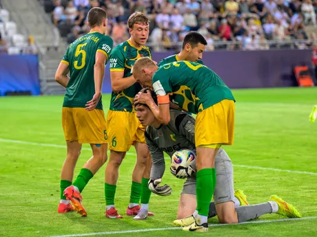 Na snímke zľava hráči FC Neman Grodno sa tešia z chytenej strely počas prvého zápasu 2. predkola futbalovej Konferenčnej ligy FC Košice - FC Neman Grodno.