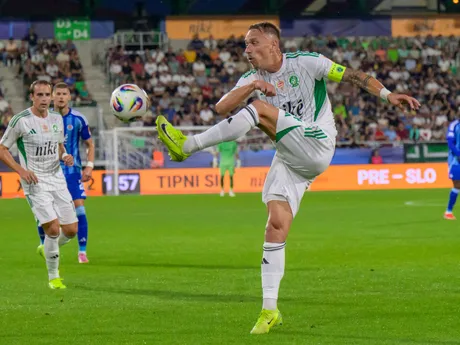 uprostred Patrik Šimko (Prešov) počas zápasu
