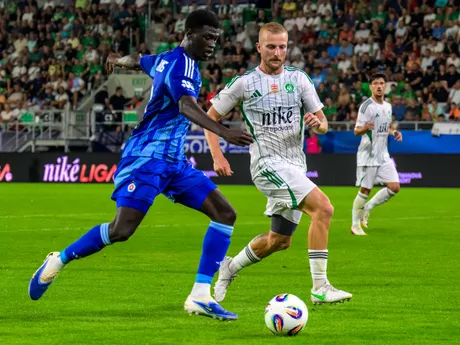 zľava Alasana Yirajang (Slovan) a Michal Sipľak (Prešov) bojujú o loptu