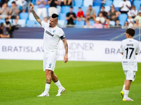 Na snímke Marek Hamšík a jeho syn Lucas počas rozlúčkového zápasu s Marekom Hamšíkom na Národnom futbalovom štadióne 5. júla 2025 v Bratislave.